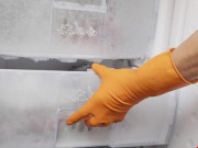 Tin tức - Tới kiểm tra sức khỏe cho cụ bà, nhân viên y tế phát hiện điều kinh hoàng trong tủ lạnh