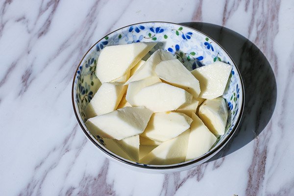 Mẹ sáng tạo cho loại củ lạ vào om cùng gà, bê ra ai cũng xuýt xoa vì hấp dẫn - 2