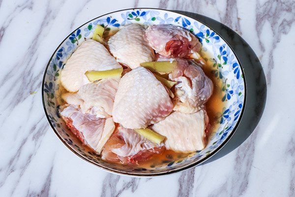 Mẹ sáng tạo cho loại củ lạ vào om cùng gà, bê ra ai cũng xuýt xoa vì hấp dẫn - 1