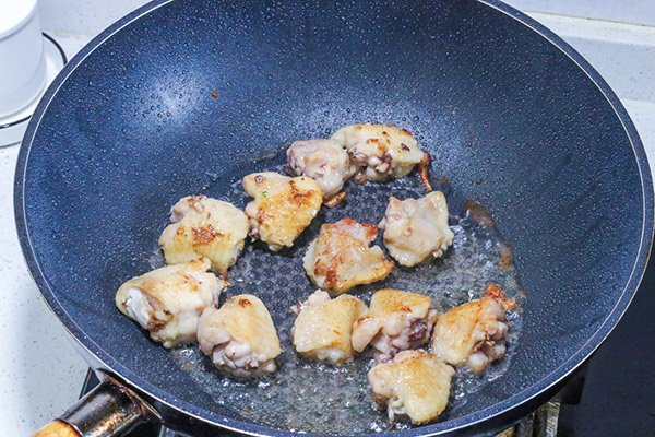 Mẹ sáng tạo cho loại củ lạ vào om cùng gà, bê ra ai cũng xuýt xoa vì hấp dẫn - 3