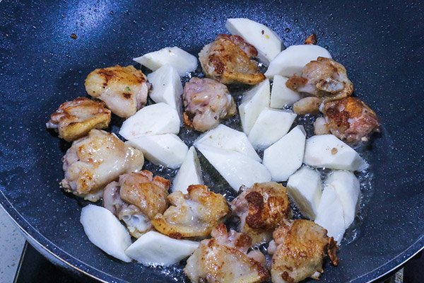 Mẹ sáng tạo cho loại củ lạ vào om cùng gà, bê ra ai cũng xuýt xoa vì hấp dẫn - 4