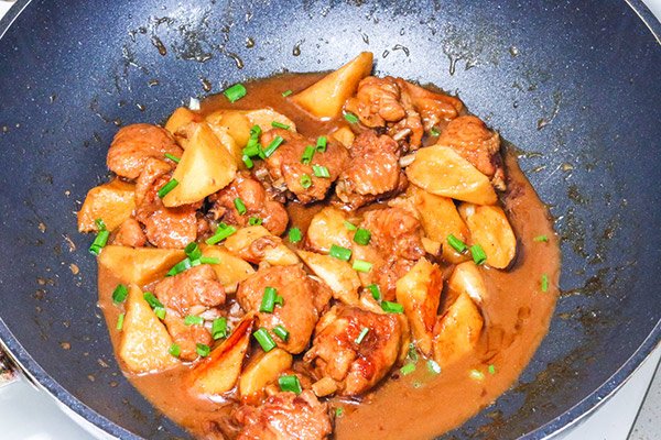 Mẹ sáng tạo cho loại củ lạ vào om cùng gà, bê ra ai cũng xuýt xoa vì hấp dẫn - 5