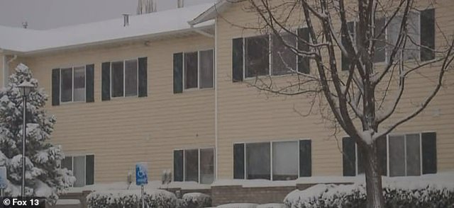 Tới kiểm tra sức khỏe cho cụ bà, nhân viên y tế phát hiện điều kinh hoàng trong tủ lạnh - 2