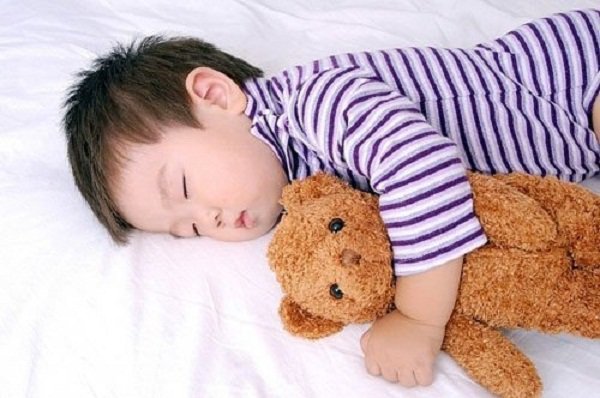amp;#34;Lợi - hạiamp;#34; 3 tư thế ngủ phổ biến ở trẻ mẹ nên biết để chỉnh cho bé - 4