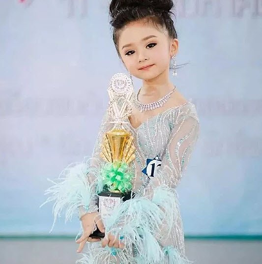 Vừa đăng quang, Hoa hậu nhí Thái Lan vào viện thăm bố, dân tình nhìn mặt bố thì bất ngờ - 4