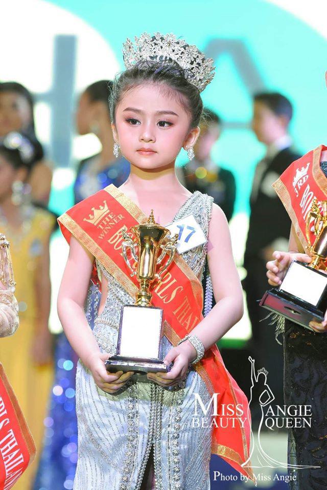 Vừa đăng quang, Hoa hậu nhí Thái Lan vào viện thăm bố, dân tình nhìn mặt bố thì bất ngờ - 5