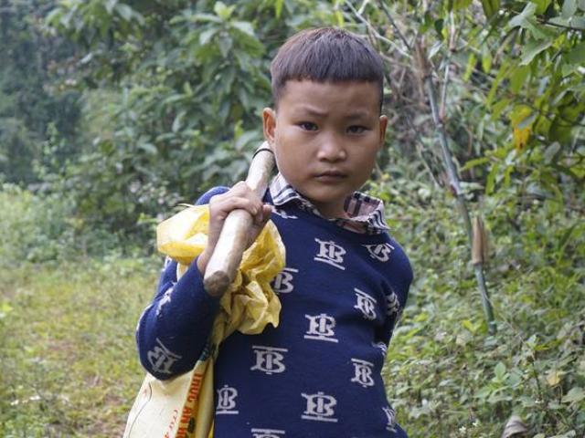 Bé 10 tuổi sống cô độc trong rừng: Người thân thông tin về quan hệ giữa mẹ và bà nội