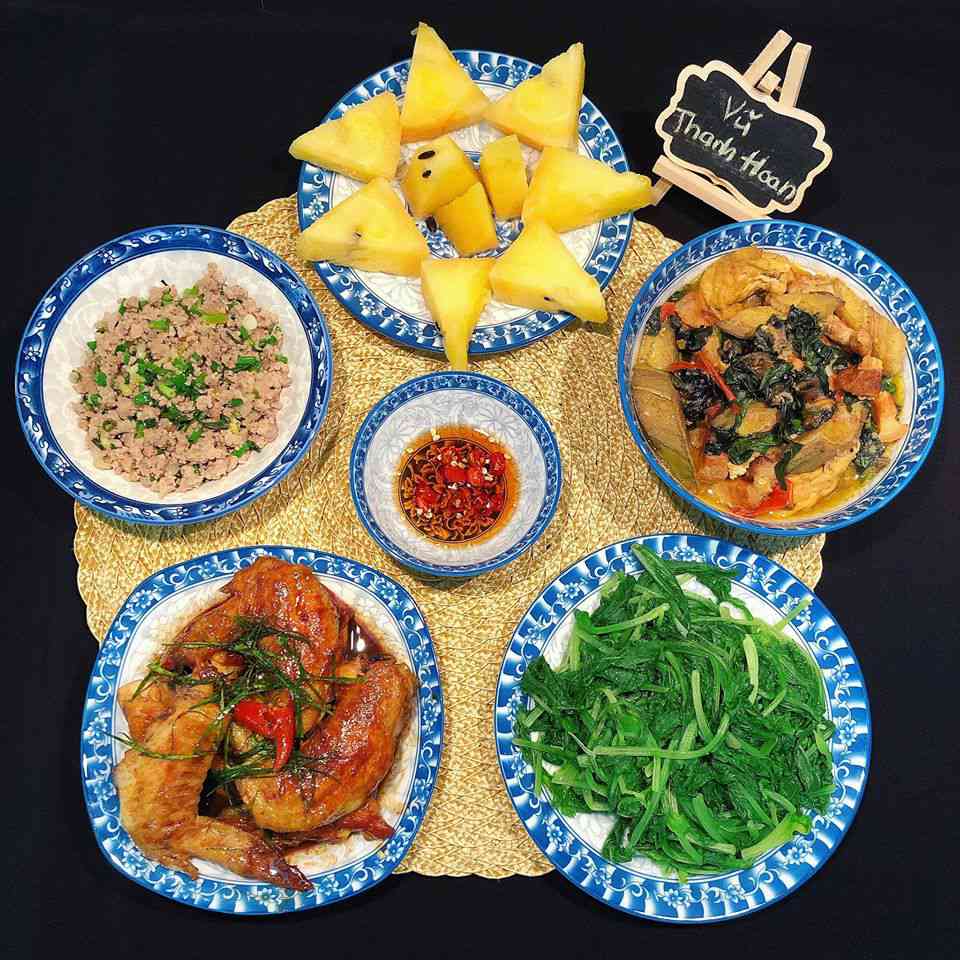 Thứ 2: Ốc chuối đậu, cánh gà sốt me, rau cải luộc, thịt băm