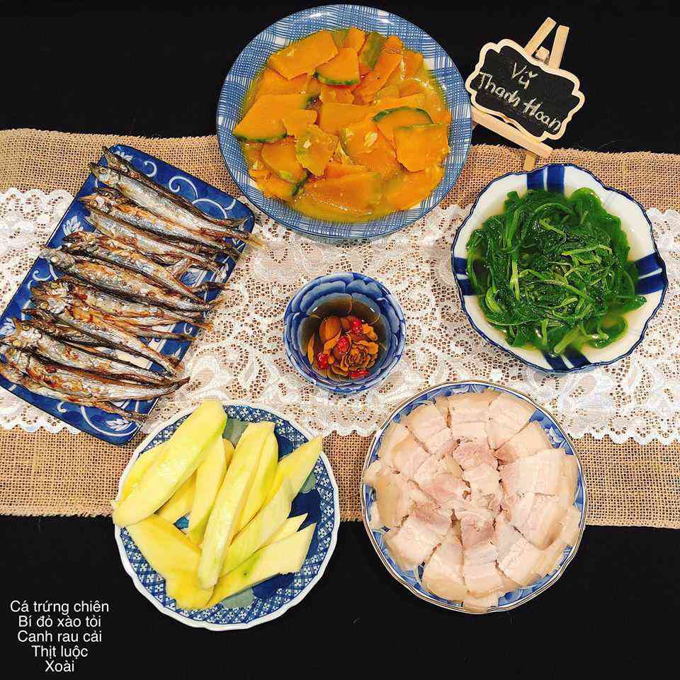 Thứ 4: Cá trứng chiên, bí đỏ xào tỏi, canh rau cải, thịt luộc