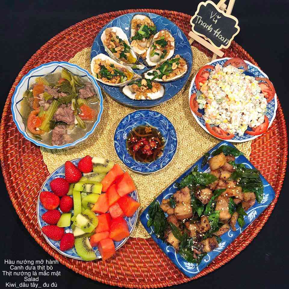 Thứ 5: Hàu nướng mỡ hành, canh dưa thịt bò, thịt nướng lá mắc mật, salad