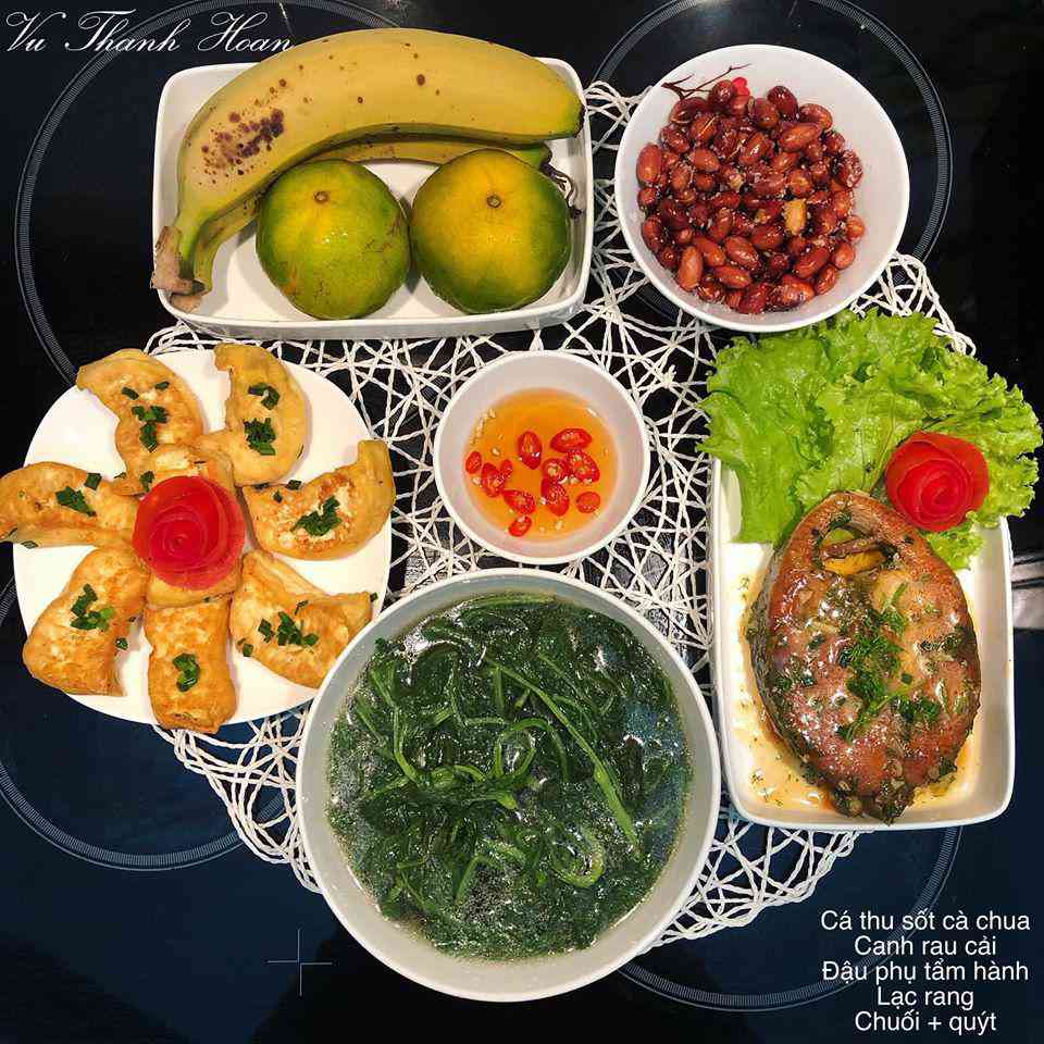 Chủ nhật: Cá thu sốt cà chua, canh rau cải, đậu phụ tẩm hành, lạc rang