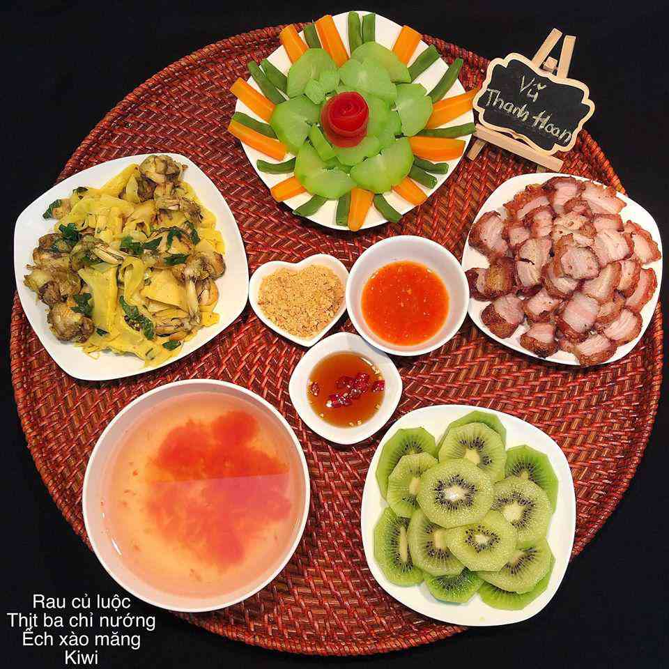 Thứ 7: Rau củ luộc, thịt ba chỉ nướng, ếch xào măng