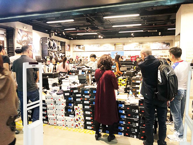 Xếp hàng săn đồ giảm giá Black Friday, chị em lưu ý một số mánh khóe để tránh amp;#34;sập bẫyamp;#34; - 2