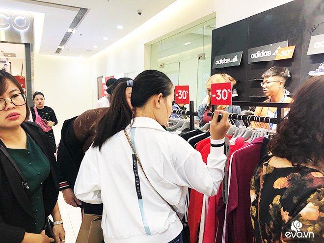 Xếp hàng săn đồ giảm giá Black Friday, chị em lưu ý một số mánh khóe để tránh amp;#34;sập bẫyamp;#34; - 3