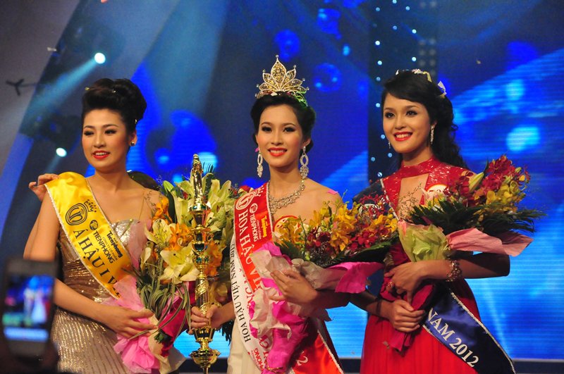 Năm 2012, Đặng Thu Thảo đăng quang Hoa hậu Việt Nam. Hai Á hậu của cuộc thi năm đó là Á hậu 1 Dương Tú Anh, Á hậu 2 Đỗ Hoàng Anh. Sau 7 năm, top 3 Hoa hậu Việt Nam 2012 đều đã "yên bề gia thất". 
