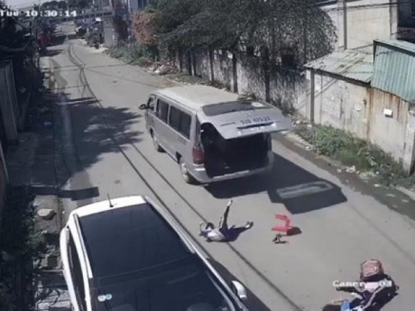 Vụ xe đưa đón học sinh làm rơi 3 trẻ: Tài xế lái xe nói gì?