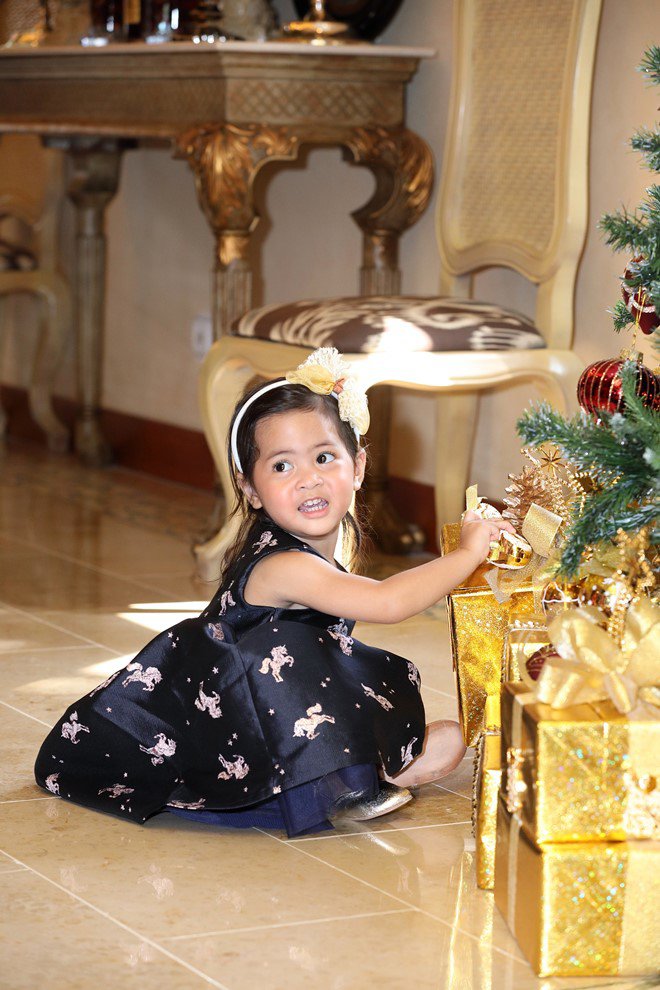 Vũ Cẩm Nhung mừng sinh nhật con gái nhỏ đáng yêu có được sau 9 năm chờ đợi - 2