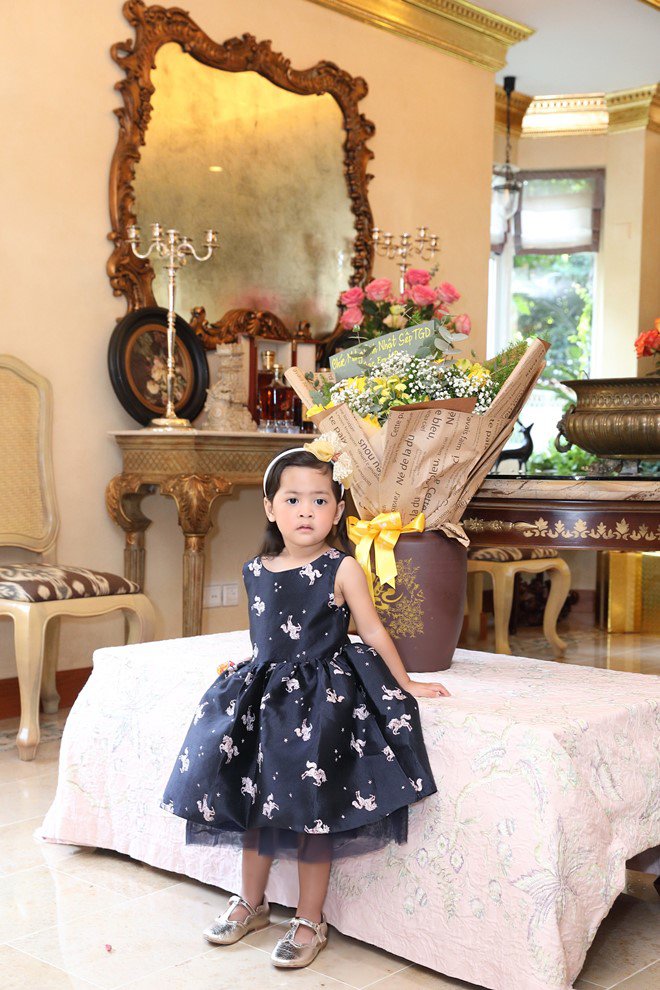 Vũ Cẩm Nhung mừng sinh nhật con gái nhỏ đáng yêu có được sau 9 năm chờ đợi - 8