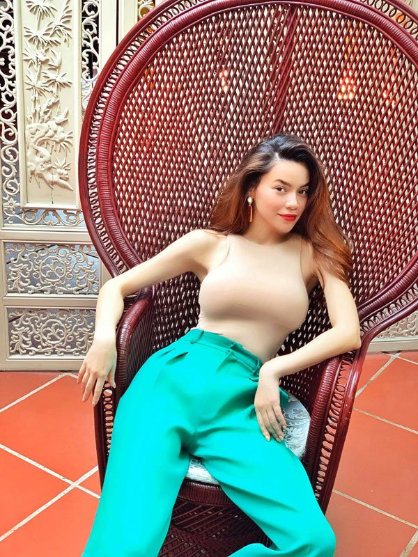 Hồ Ngọc Hà khoe vòng 1 khủng với áo bó sát body - 4