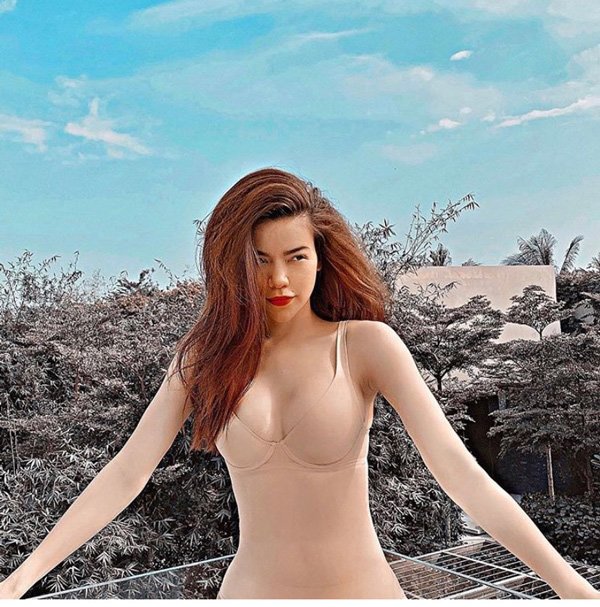 Hồ Ngọc Hà khoe vòng 1 khủng với áo bó sát body - 9