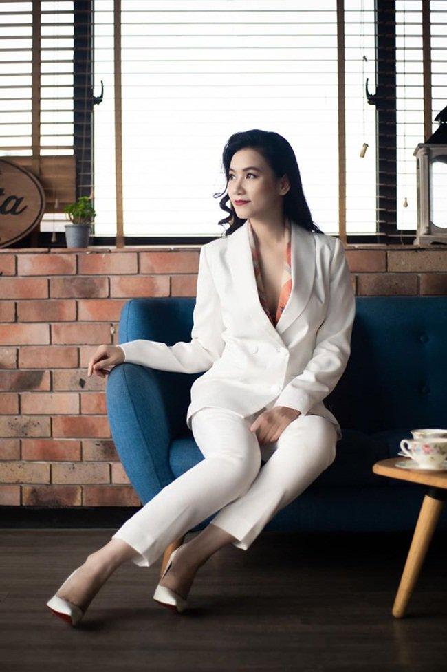 Người đàn bà amp;#34;trơamp;#34; nhất Hoa Hồng Trên Ngực Trái: Tối không đi đâu vì chơi tô màu với con - 7