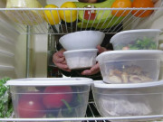 Sức khỏe - Dùng đồ nhựa đựng thức ăn, BS chỉ 3 sai lầm nhiều gia đình mắc có thể gây ung thư