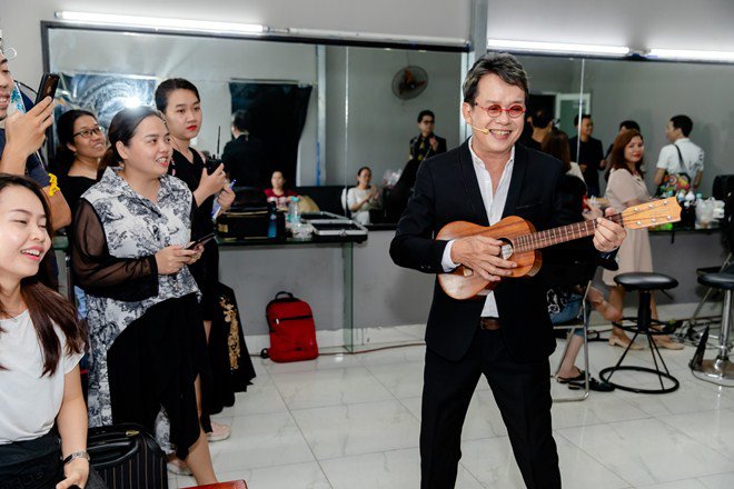 Nhạc sĩ 72 tuổi Đức Huy có hành động cực lãng mạn với vợ trẻ xinh đẹp kém 44 tuổi - 1