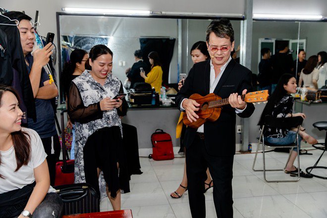 Nhạc sĩ 72 tuổi Đức Huy có hành động cực lãng mạn với vợ trẻ xinh đẹp kém 44 tuổi - 2