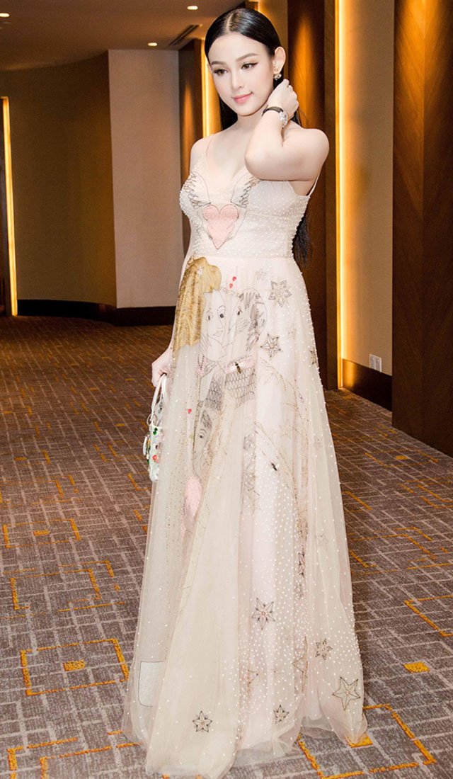 Tiết kiệm như Huyền Baby: sắm chiếc đầm 230 triệu, đợi cả năm trời mới mặc lần 2 - 6