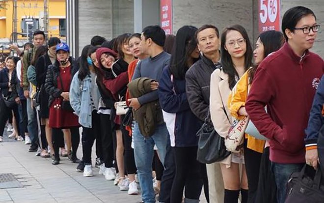 Xếp hàng săn đồ giảm giá Black Friday, chị em lưu ý một số mánh khóe để tránh amp;#34;sập bẫyamp;#34; - 1