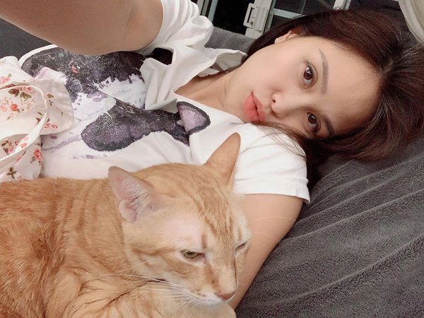 Vừa đẻ xong đã đi chơi với chồng Tây, MC sexy bị amp;#34;trù ếmamp;#34; tới 40 tuổi bệnh đầy người - 5