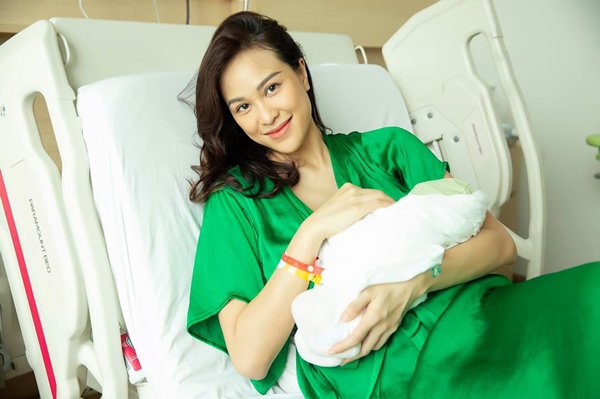 Vừa đẻ xong đã đi chơi với chồng Tây, MC sexy bị amp;#34;trù ếmamp;#34; tới 40 tuổi bệnh đầy người - 4