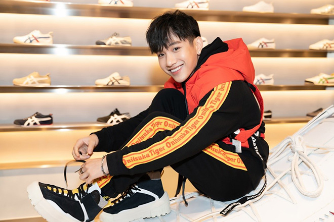 Gil Lê, Juun Đăng Dũng phấn khích trước chiếc giày huyền thoại Mexico 66 amp;#34;siêu to khổng lồ” - 2