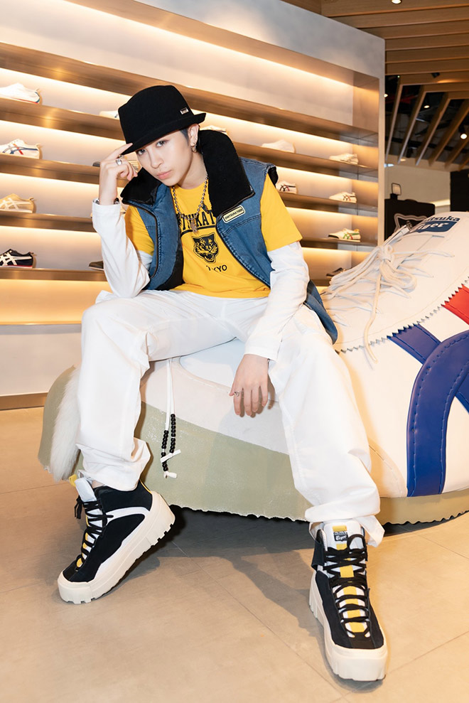 Gil Lê, Juun Đăng Dũng phấn khích trước chiếc giày huyền thoại Mexico 66 amp;#34;siêu to khổng lồ” - 3