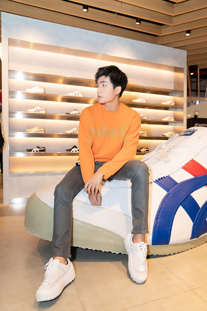 Gil Lê, Juun Đăng Dũng phấn khích trước chiếc giày huyền thoại Mexico 66 amp;#34;siêu to khổng lồ” - 6