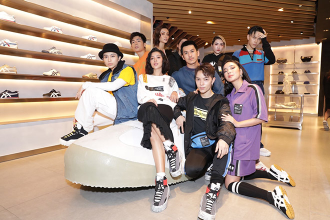 Gil Lê, Juun Đăng Dũng phấn khích trước chiếc giày huyền thoại Mexico 66 amp;#34;siêu to khổng lồ” - 7