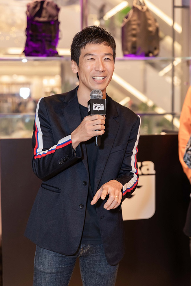 Gil Lê, Juun Đăng Dũng phấn khích trước chiếc giày huyền thoại Mexico 66 amp;#34;siêu to khổng lồ” - 8