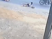 Tin tức - Thêm hai học sinh tiểu học ở Đồng Nai bị rơi khỏi xe đưa đón khi đang chạy