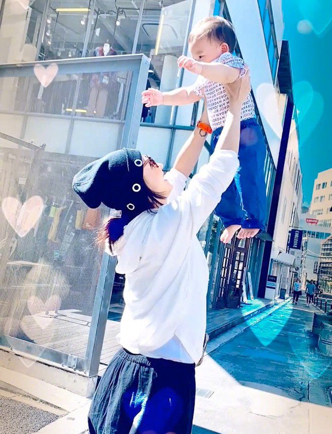 Trương Bá Chi khoe cận mặt con trai út, dân mạng khẳng định amp;#34;không phải của Tạ Đình Phongamp;#34; - 5