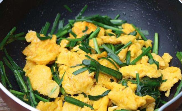 Thay vì hành lá, xào trứng cho thêm loại lá này có ngay món ăn cực bổ cho cả nhà - 8