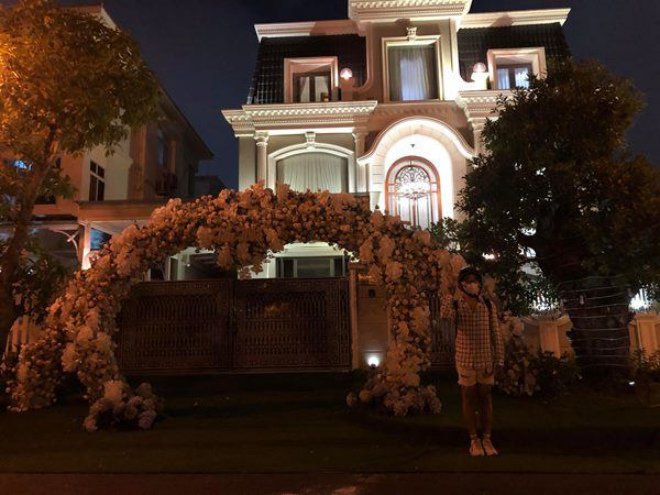 5 sao nữ lấy chồng hơn nhiều tuổi: Người đi xe 70 tỷ, người được tặng 3 căn biệt thự - 4