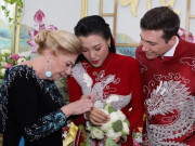 Giải trí - Vừa xuất viện, Hoàng Oanh lộ diện rạng rỡ trong lễ rước dâu, được mẹ chồng Tây trao vòng cưới