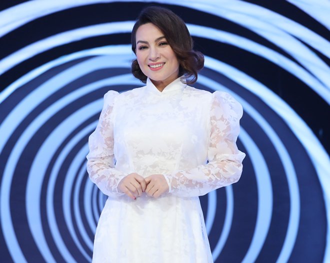 Phi Nhung nức nở lần đầu nói về mẹ: Mẹ đi lấy chồng, lúc mẹ mất mới dám cầm chân - 1