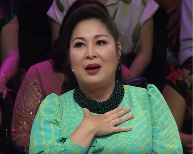 Phi Nhung nức nở lần đầu nói về mẹ: Mẹ đi lấy chồng, lúc mẹ mất mới dám cầm chân - 13