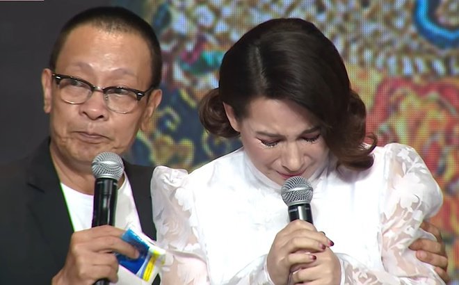 Phi Nhung nức nở lần đầu nói về mẹ: Mẹ đi lấy chồng, lúc mẹ mất mới dám cầm chân - 6