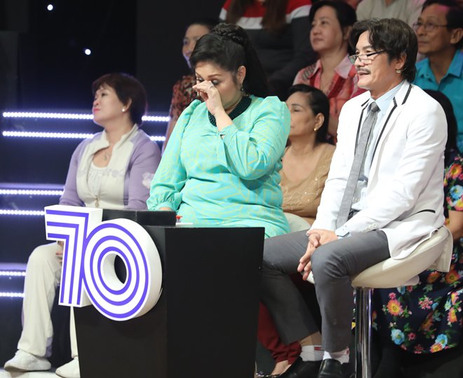 Phi Nhung nức nở lần đầu nói về mẹ: Mẹ đi lấy chồng, lúc mẹ mất mới dám cầm chân - 8