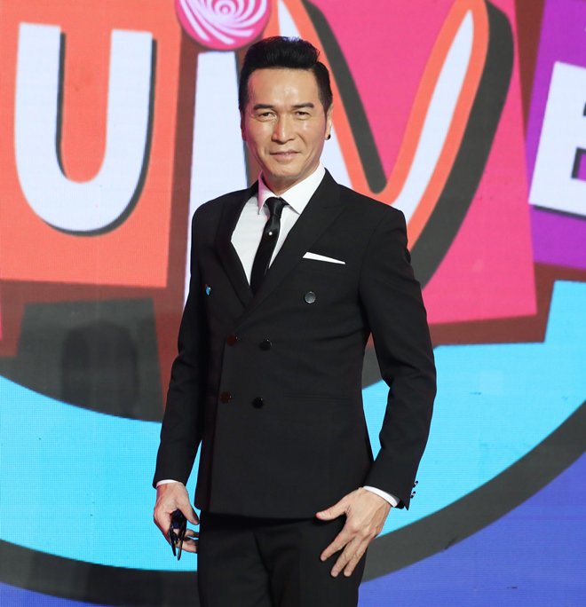 Phi Nhung nức nở lần đầu nói về mẹ: Mẹ đi lấy chồng, lúc mẹ mất mới dám cầm chân - 11