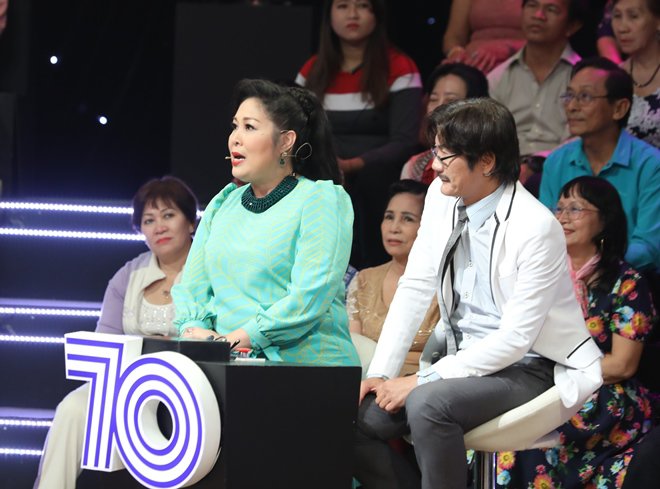 Phi Nhung nức nở lần đầu nói về mẹ: Mẹ đi lấy chồng, lúc mẹ mất mới dám cầm chân - 12