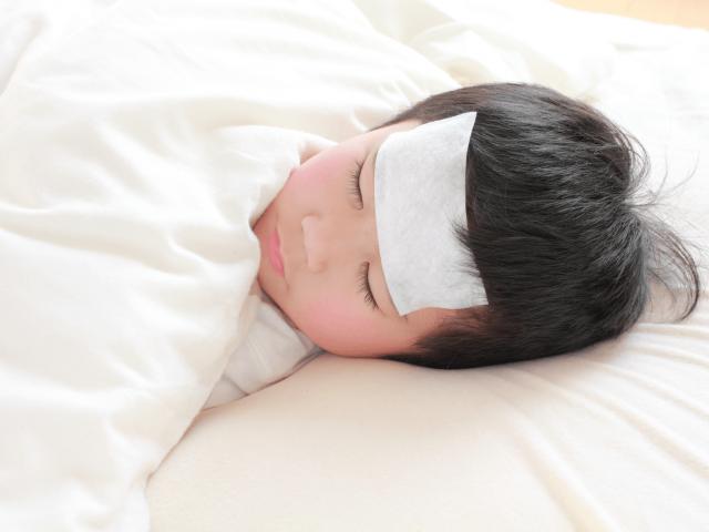 4 cách đơn giản mà hiệu quả mẹ có thể làm giúp con hạ sốt nhanh chóng
