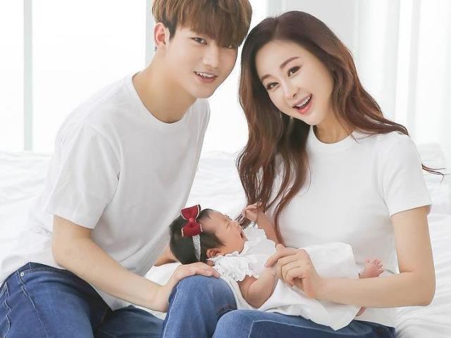 Vì con cái, người đẹp U50 đã cặp kè với một cô gái kém 18 tuổi sau khi kết hôn được 1 năm.